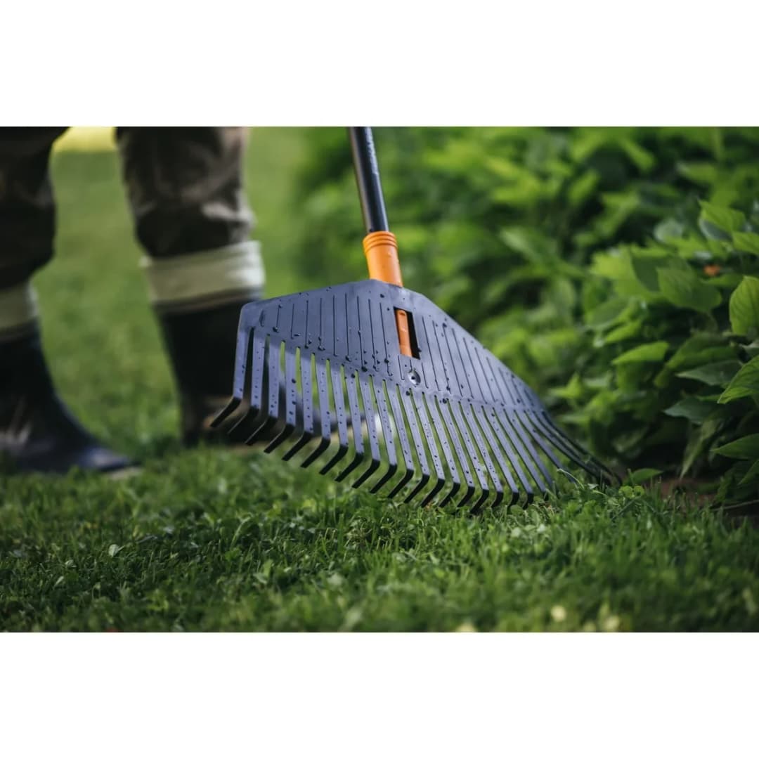 Fiskars Solid Geniş Yaprak Tırmığı ve Süpürgesi 135016-1003465 5