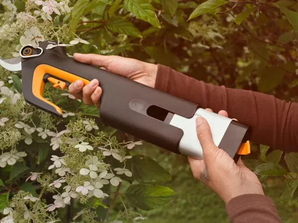 Fiskars Akülü Budama Makası Bypass L Batarya Dahil 1082298B 6