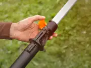 Fiskars Akülü Yüksek Dal Budama Makası Batarya Dahil 1082299B 2