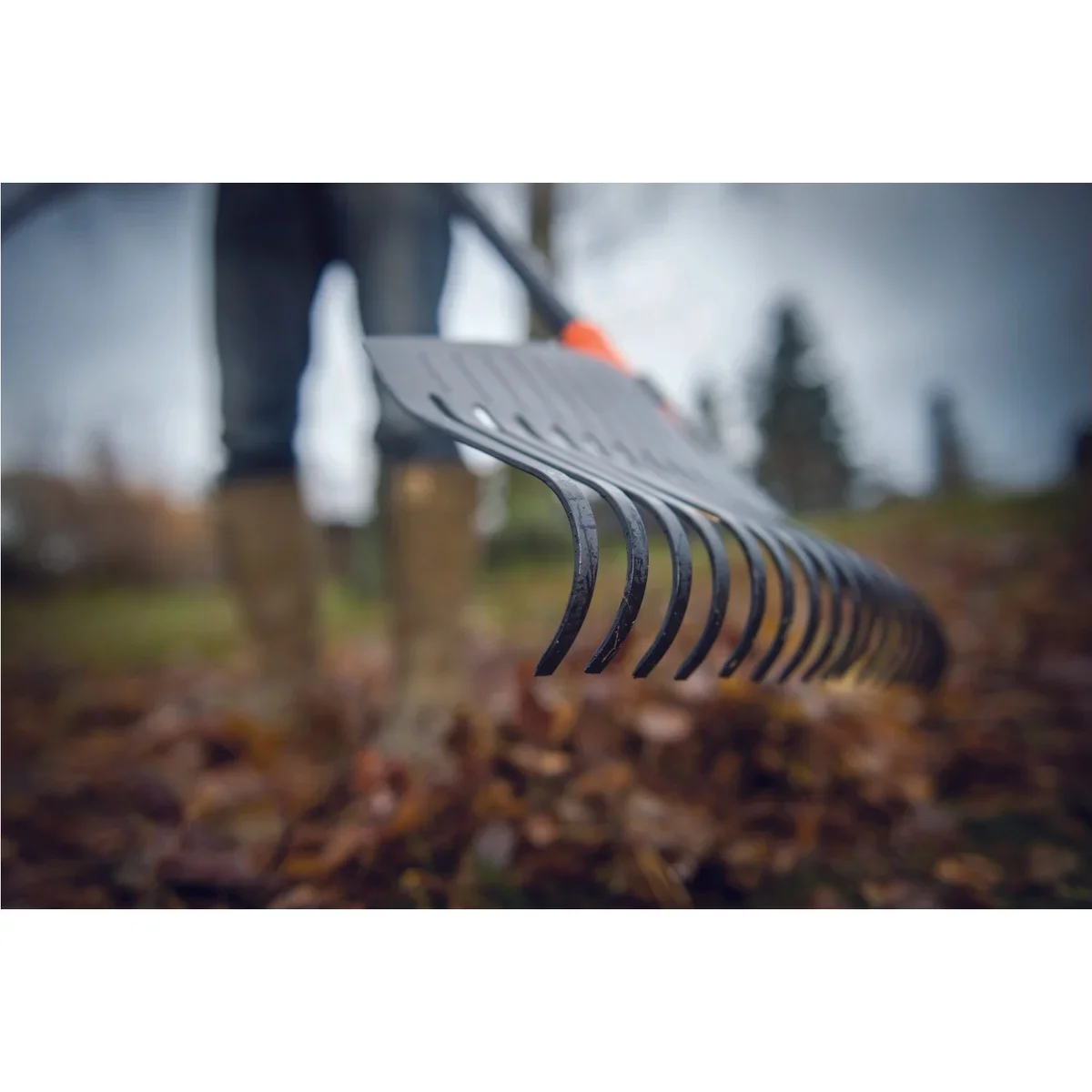 Fiskars Solid Geniş Yaprak Tırmığı ve Süpürgesi 135016-1003465 4
